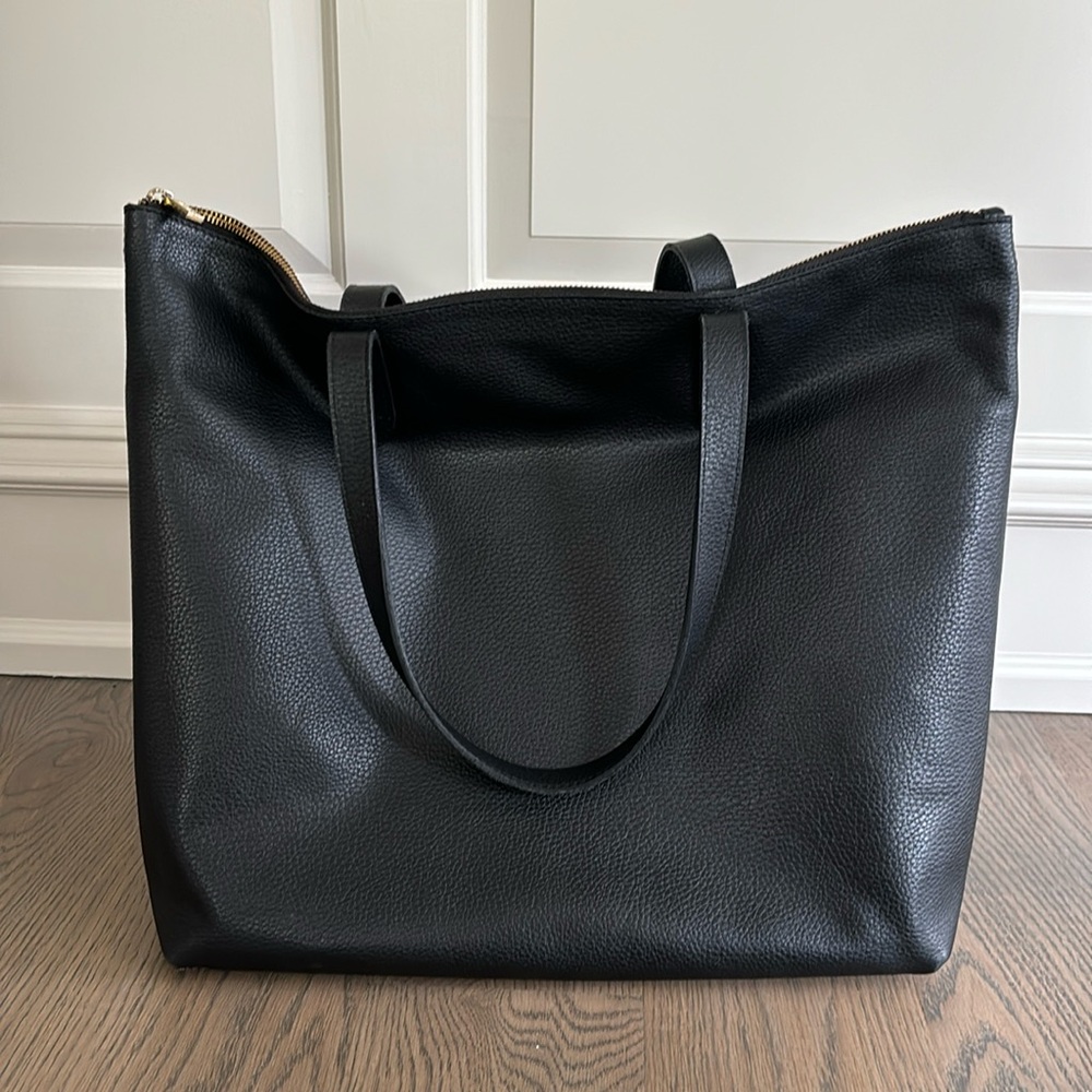 Cuyana Classic Leather Zipper Tote with Insert